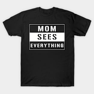 Mom sees everything design! T-Shirt